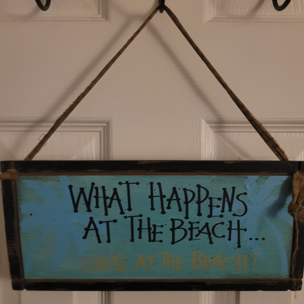 Wooden sign "What happens at the beach stays at the beach" Tie handle